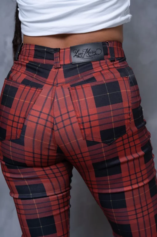 Sublimated pants with an exclusive checkered design from our brand, fitted silhouette, high rise, patch-style back pockets, decorative front pockets with pointed rivets, front closure, and belt loops. / Pantalón sublimado con diseño de cuadros exclusivo de nuestra marca, silueta ajustada, tiro alto, bolsillos posteriores tipo parche, bolsillos decorativos delanteros con remaches de punta, cierre delantero y pasadores.