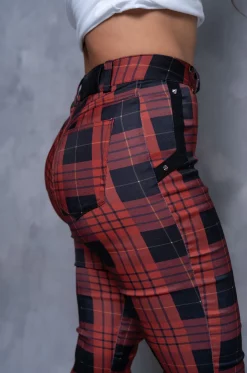 Sublimated pants with an exclusive checkered design from our brand, fitted silhouette, high rise, patch-style back pockets, decorative front pockets with pointed rivets, front closure, and belt loops. / Pantalón sublimado con diseño de cuadros exclusivo de nuestra marca, silueta ajustada, tiro alto, bolsillos posteriores tipo parche, bolsillos decorativos delanteros con remaches de punta, cierre delantero y pasadores.