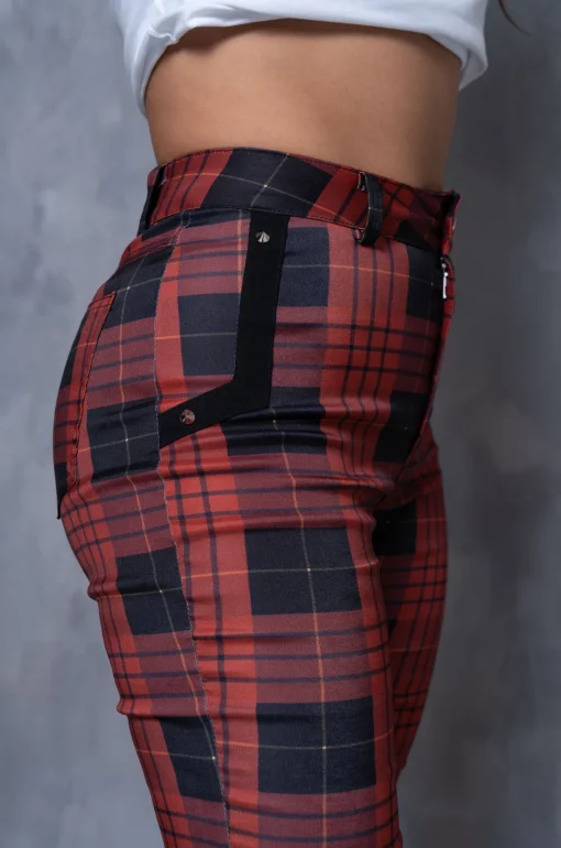 Sublimated pants with an exclusive checkered design from our brand, fitted silhouette, high rise, patch-style back pockets, decorative front pockets with pointed rivets, front closure, and belt loops. / Pantalón sublimado con diseño de cuadros exclusivo de nuestra marca, silueta ajustada, tiro alto, bolsillos posteriores tipo parche, bolsillos decorativos delanteros con remaches de punta, cierre delantero y pasadores.