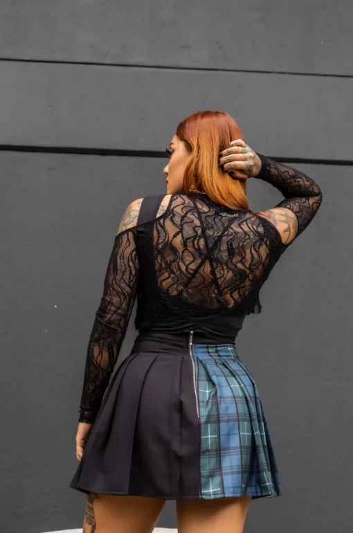 Falda de tablas, tiene combinación de rolex negro y rolex sublimado con estampado de cuadros exclusivo de nuestra marca, con pretina decorada con aros plateados