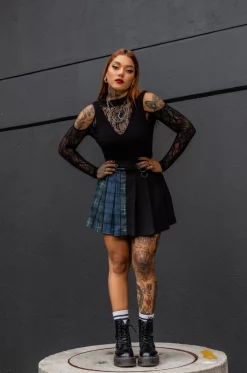 Falda de tablas, tiene combinación de rolex negro y rolex sublimado con estampado de cuadros exclusivo de nuestra marca, con pretina decorada con aros plateados
