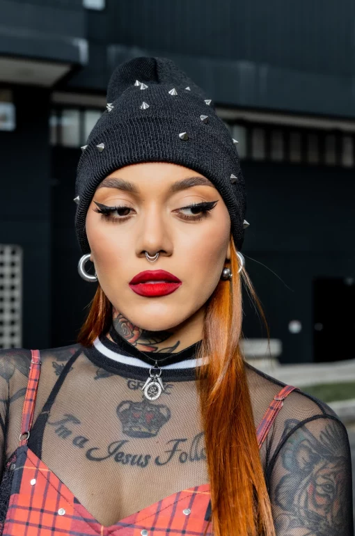 Gorro en tejido de punto de lana negro con remaches decorativos plateados de punta.