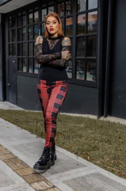 Camisa con croptop en blonda grabada y cuello alto, aberturas en hombros y manga larga y camisa tipo esqueleto en algodón lycrado negro./ Shirt with a croptop in engraved lace and high neck, shoulder and long sleeve openings, and skeleton-style shirt in black lycra cotton.