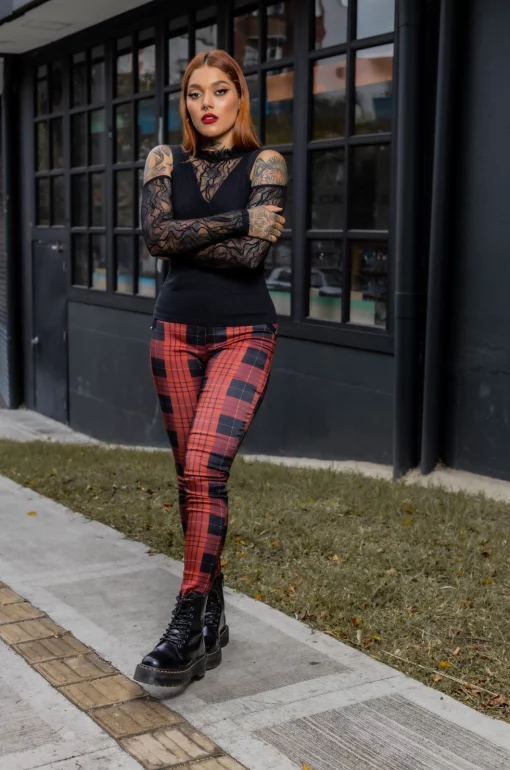 Camisa con croptop en blonda grabada y cuello alto, aberturas en hombros y manga larga y camisa tipo esqueleto en algodón lycrado negro./ Shirt with a croptop in engraved lace and high neck, shoulder and long sleeve openings, and skeleton-style shirt in black lycra cotton.