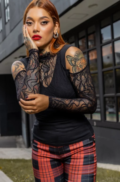 Camisa con croptop en blonda grabada y cuello alto, aberturas en hombros y manga larga y camisa tipo esqueleto en algodón lycrado negro./ Shirt with a croptop in engraved lace and high neck, shoulder and long sleeve openings, and skeleton-style shirt in black lycra cotton.