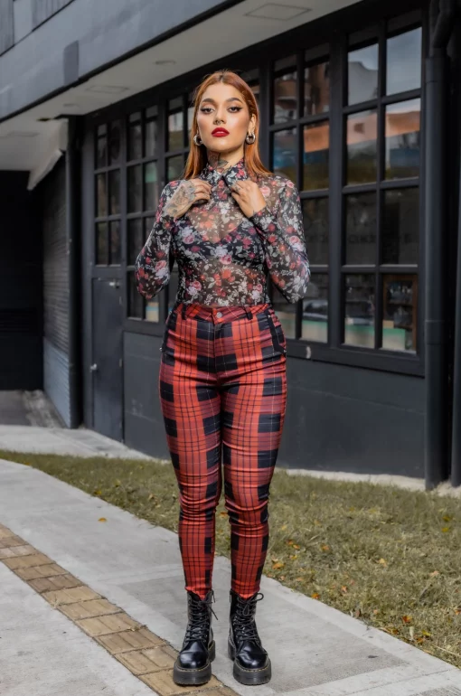 Croptop en Mallatex sublimada con diseño de estampado de flores exclusivos de nuestra marca, con cuello en Rolex sublimado, mangas largas y cierre posterior con broche. Tejido de punto. / Cropped top in sublimated Mallatex fabric featuring our brand's exclusive floral print design. It showcases a sublimated Rolex neckline, long sleeves, and a back closure with a clasp. Crafted in a knit fabric