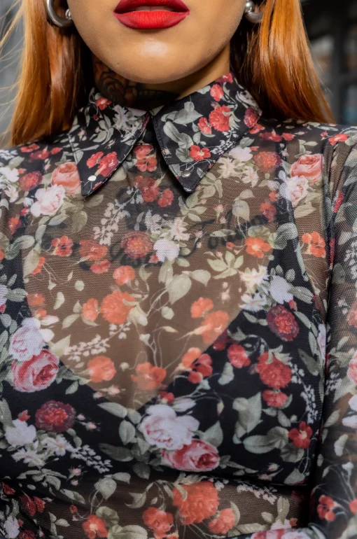 Croptop en Mallatex sublimada con diseño de estampado de flores exclusivos de nuestra marca, con cuello en Rolex sublimado, mangas largas y cierre posterior con broche. Tejido de punto. / Cropped top in sublimated Mallatex fabric featuring our brand's exclusive floral print design. It showcases a sublimated Rolex neckline, long sleeves, and a back closure with a clasp. Crafted in a knit fabric