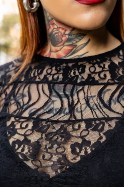 Camisa con siluetas semi ajustada, manga 3/4, combinación de blondas y escote tipo ojal. / Shirt with a semi-fitted silhouette, 3/4 sleeves, combination of lace and keyhole neckline.