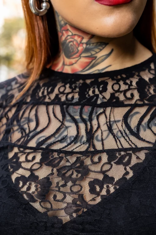 Camisa con siluetas semi ajustada, manga 3/4, combinación de blondas y escote tipo ojal. / Shirt with a semi-fitted silhouette, 3/4 sleeves, combination of lace and keyhole neckline.