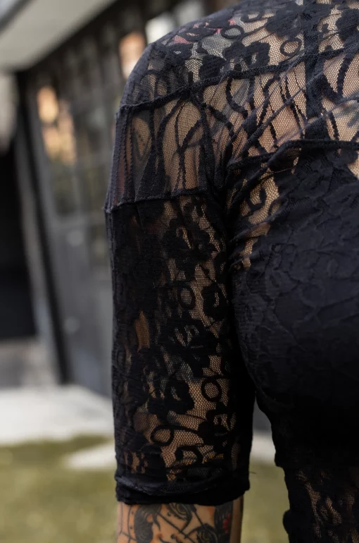 Camisa con siluetas semi ajustada, manga 3/4, combinación de blondas y escote tipo ojal. / Shirt with a semi-fitted silhouette, 3/4 sleeves, combination of lace and keyhole neckline.