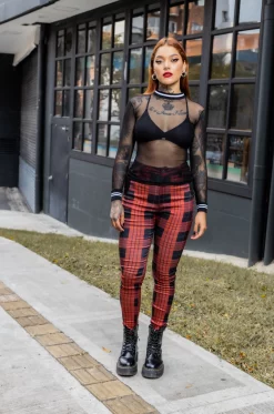 Croptop con silueta semi ajustada, en blonda grabada, mangas cortas, con cuello y puños en rib negro con blanco. / Semi-fitted croptop, in engraved lace, with short sleeves, and black with white ribbed neckline and cuffs.