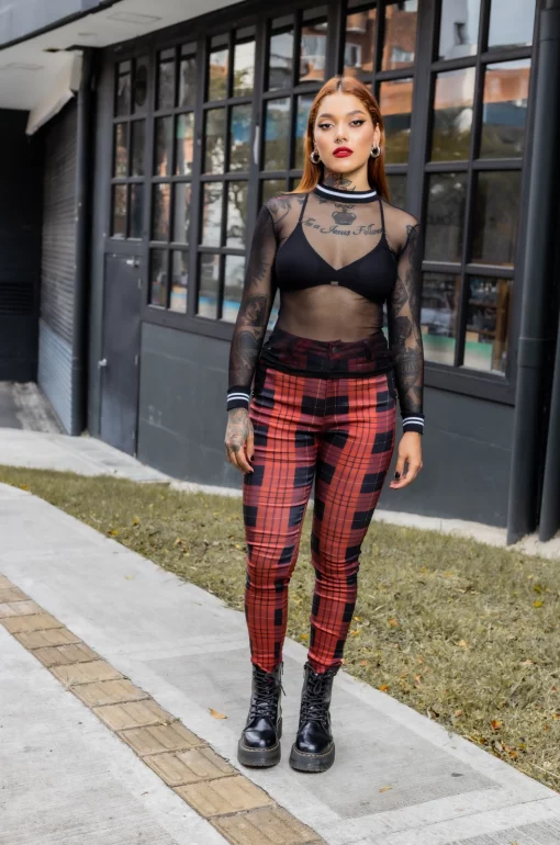 Croptop con silueta semi ajustada, en blonda grabada, mangas cortas, con cuello y puños en rib negro con blanco. / Semi-fitted croptop, in engraved lace, with short sleeves, and black with white ribbed neckline and cuffs.