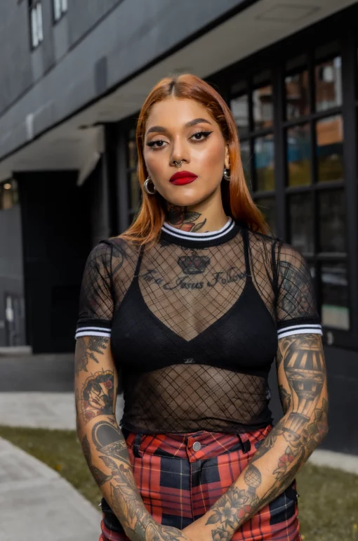 Croptop con silueta semi ajustada, en blonda grabada, mangas cortas, con cuello y puños en rib negro con blanco. / Semi-fitted croptop, in engraved lace, with short sleeves, and black with white ribbed neckline and cuffs.