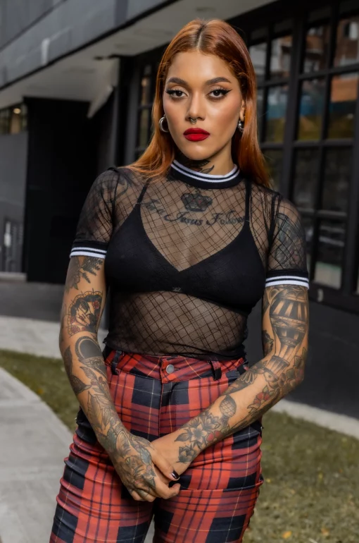 Croptop con silueta semi ajustada, en blonda grabada, mangas cortas, con cuello y puños en rib negro con blanco. / Semi-fitted croptop, in engraved lace, with short sleeves, and black with white ribbed neckline and cuffs.